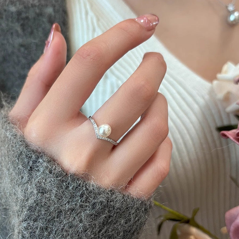 Aurora V-Pearl Ring