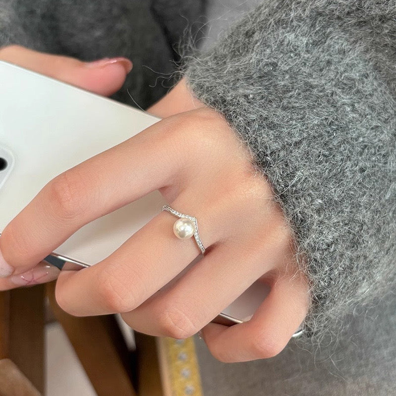 Aurora V-Pearl Ring